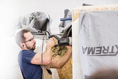 Elementhusenes vægge bearbejdes med Festool maskinerne.
