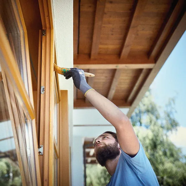 Malerarbejder på en husmur