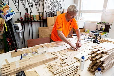 Den finske parketlægger lægger de tilskårne emner til sit næste projekt til rette