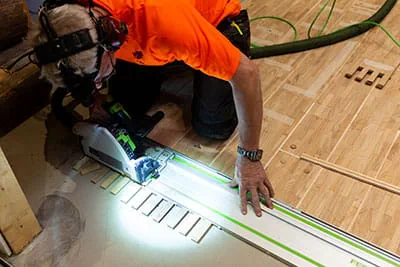 Parkettet skæres til med Festool rund- og dyksaven