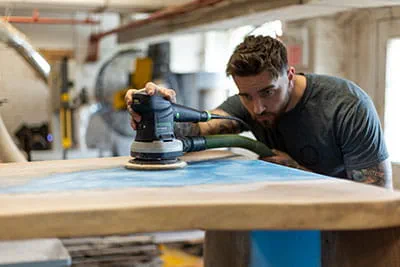 Slibning af overfladen af et "River Table" med Festool excentersliberen
