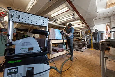 Slibning af overfladen af et "River Table" med Festool excentersliberen