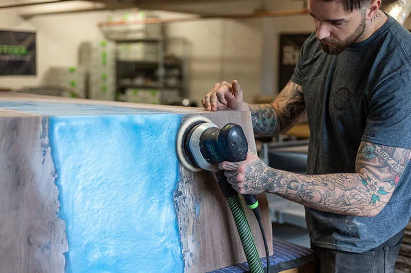 Slibning af overfladen af "River Table" med Festool excentersliberen