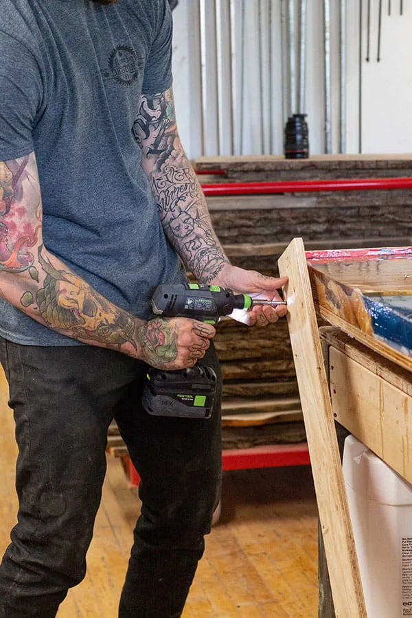 Rammen fjernes fra det færdige "River Table" med Festool akku bore-/skuremaskinen