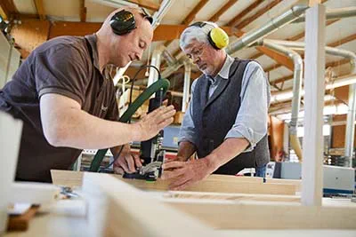 Møbelsnedker Karsten Shillings arbejder med Domino samlingsfræseren fra Festool.