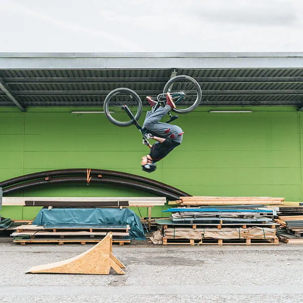 Michael Riekeberg i arbejdstøj 5 meter over jorden.