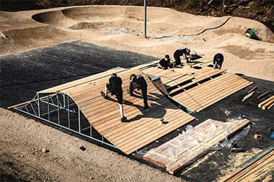Især ved monteringen af snow-, bike- eller skateparks på stedet er medarbejderne afhængige af det ledningsfri værktøj.