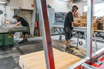 I den store produktionshal i Durach forberedes projekterne og præfabrikeres delvist.