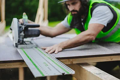 Schneestern under arbejdet med Festool TSC 55 og føringsskinne