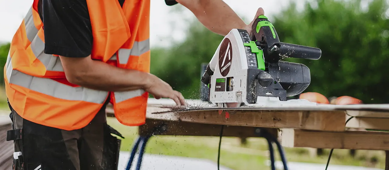 Savearbejde med Festool TSC 55 på en af tribunedelene
