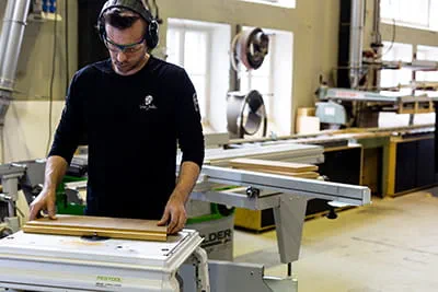 Arbejde i snedkerværkstedet