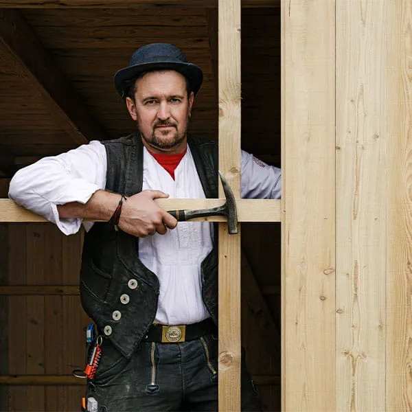 Tømrermester Daniel Poguntke er konstant på farten når han arbejder for sine kunder på byggepladserne og i værkstedet.