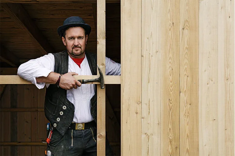 Tømrermester Daniel Poguntke er konstant på farten når han arbejder for sine kunder på byggepladserne og i værkstedet.