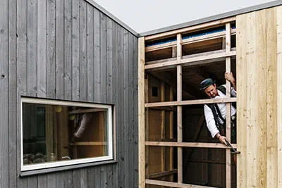 Rammerne og forskallingen på de moderne træhuse skal holde til det til tider rå Østersø-klima.