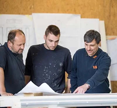 Snedkerteamet hos Vereinigte Holzbaubetriebe