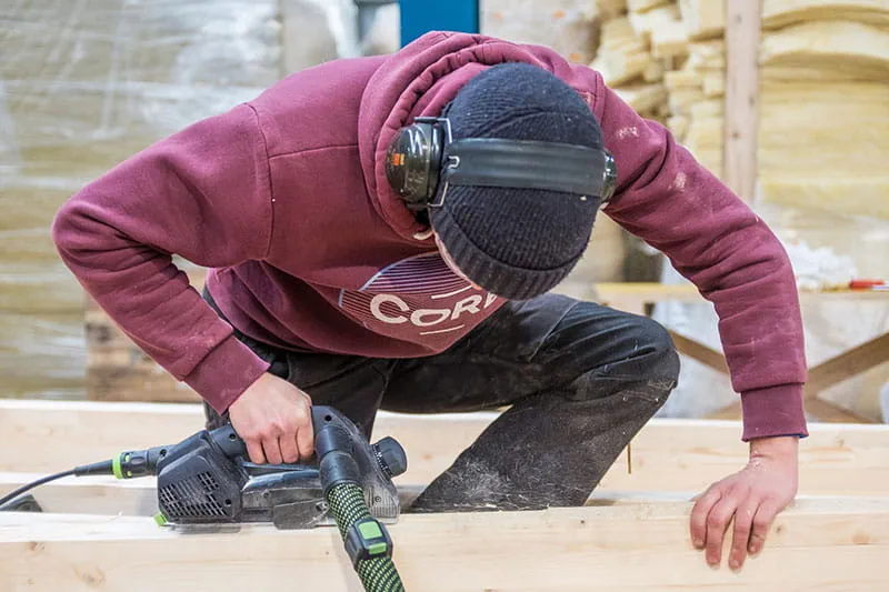 Træbjælkerne bearbejdes med Festool énhåndshøvlen