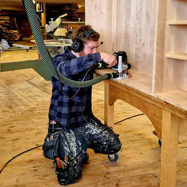 Tømrer Daniel Löwing på arbejde